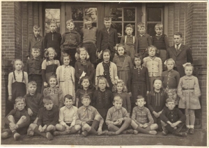 F553 Schoolfoto Chr. school op Het Hoge, circa 1948